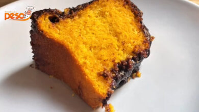Bolo de Cenoura com Laranja sem Glúten fofinho, leve e com aquele aroma cítrico irresistível