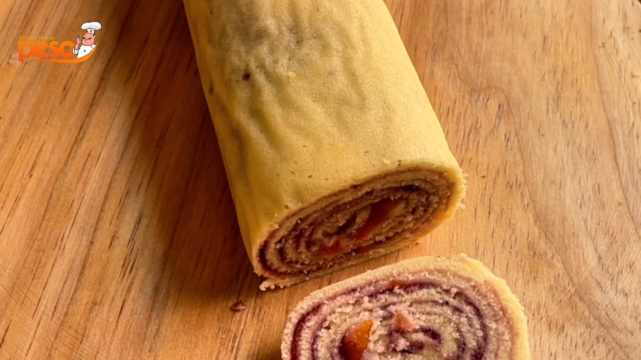 Bolo de Rolo com Geleia de Frutas Vermelhas e Laranja tradição, cor e sabor para surpreender