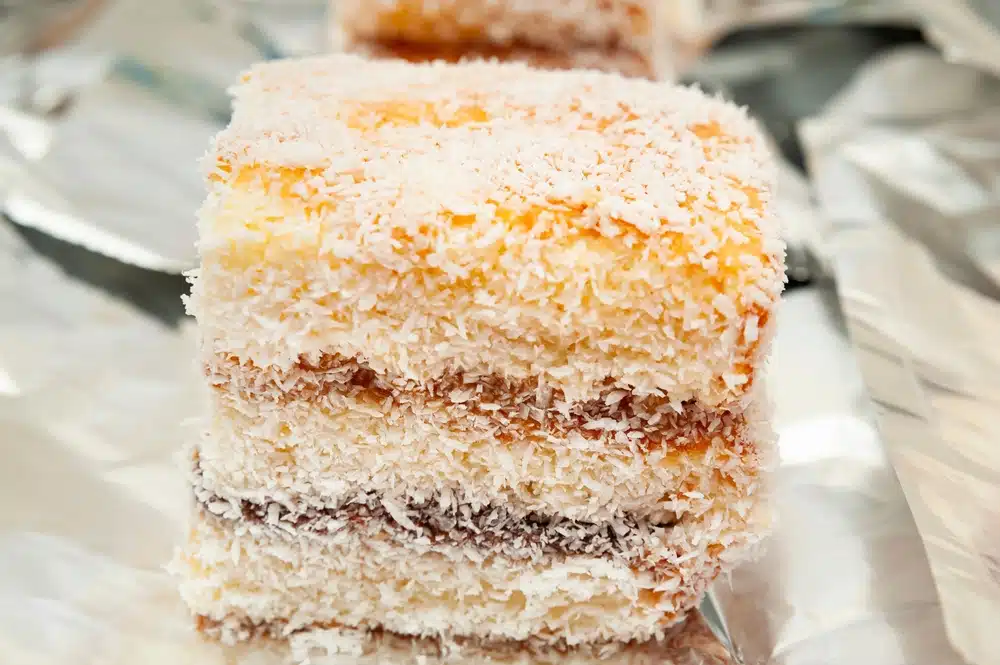 Bolo Gelado Molhadinho de Baunilha: Recheado com Chocolate Coberto com Coco Granulado