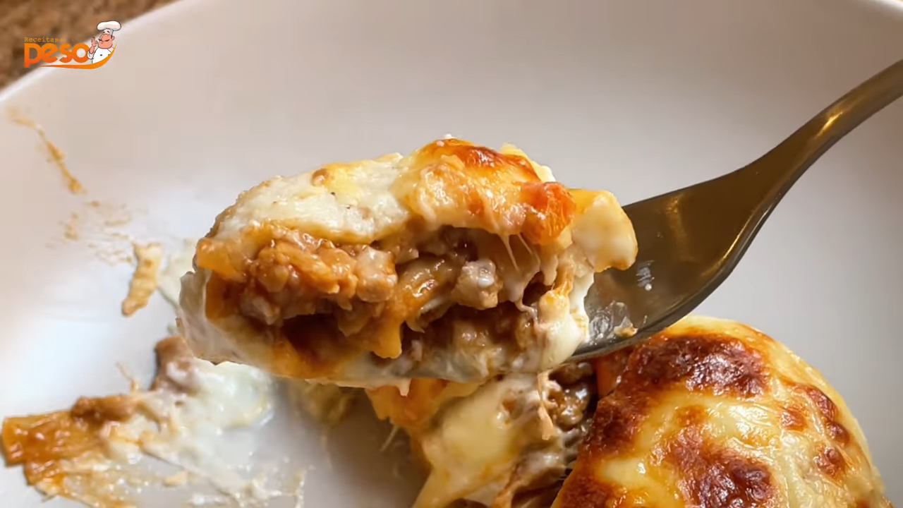 Lanche de Crepe Recheado com Carne Moída e Queijo Coberto com Molho Bechamel