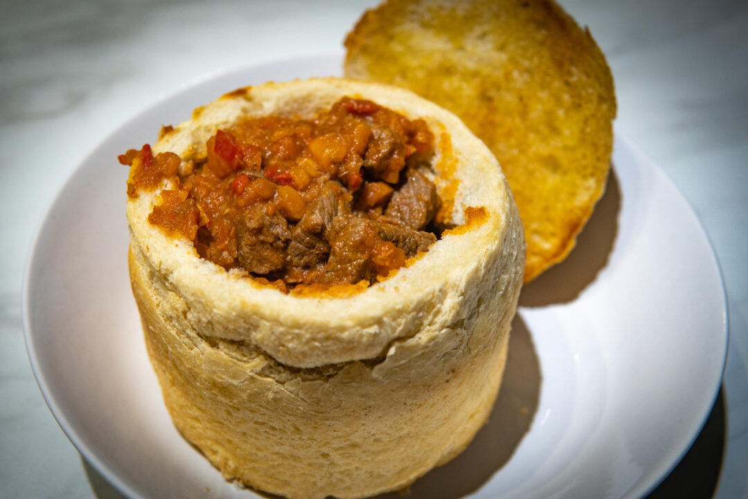 Buraco Quente de Carne Moída com Pão Francês Para um Lanche Rápido e Delicioso
