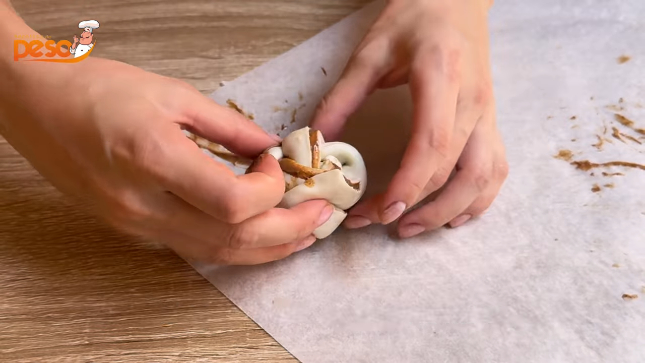 Pãozinho Trançado com Creme de Queijo, Doce de Leite e Canela Receita Fácil e Deliciosa