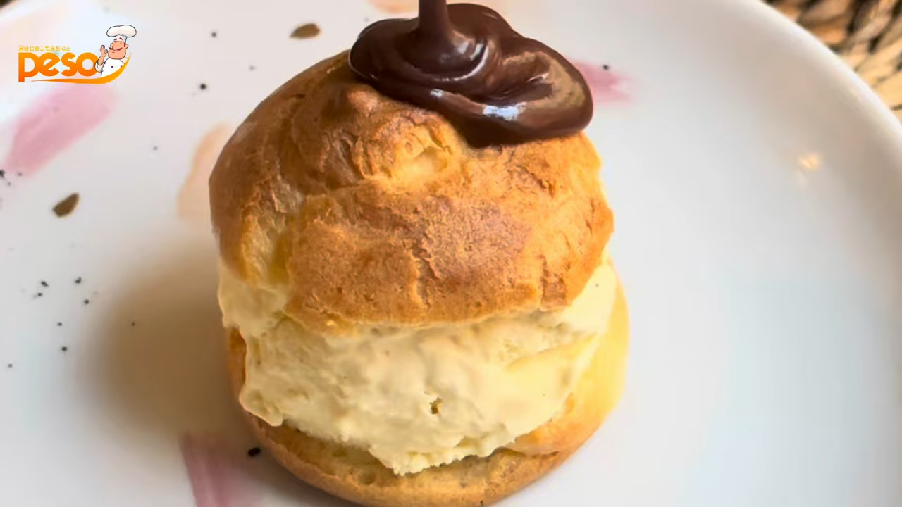 Profiteroles com Sorvete e Calda de Chocolate Receita Clássica e Sofisticada para Celebrar Memórias