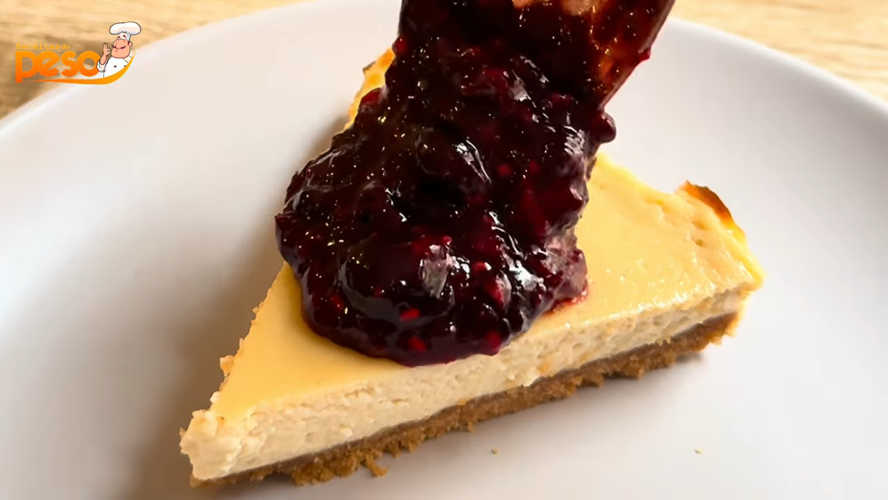 Cheesecake Saudável com Geleia de Frutas Vermelhas que lembra sobremesa de domingo