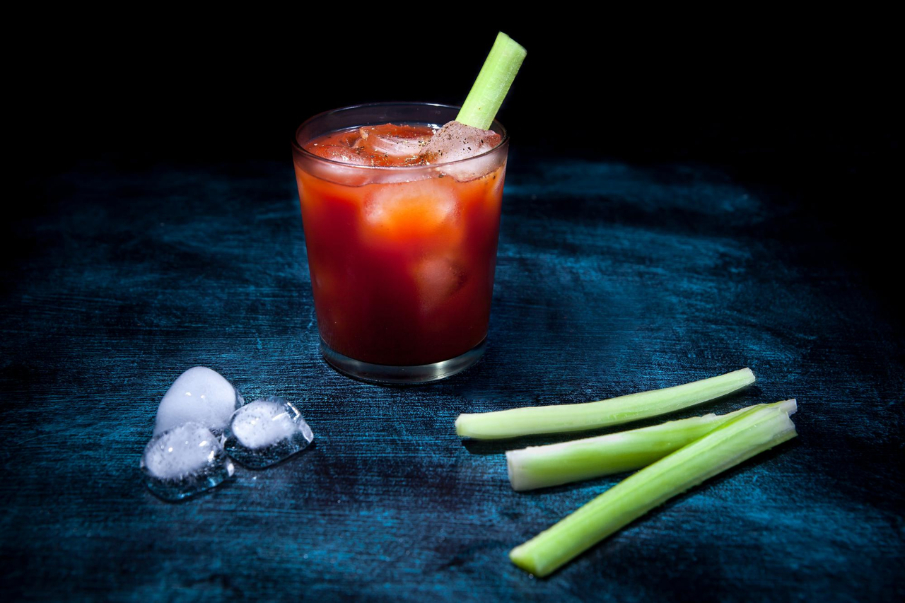 Bloody Mary Drink Refrescante, Picante e Clássico dos Brunches Elegantes