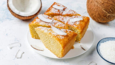 Bolo de abacaxi com coco molhadinho e com sabor tropical de lembrança boa