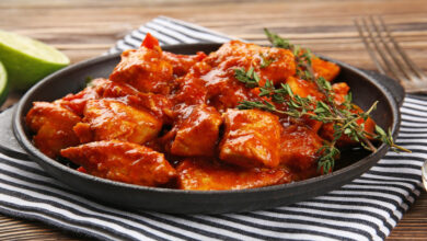 Frango ao molho vermelho_320964_Freepik