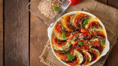Berinjela ao forno com tomate simples, saudável e cheia de sabor