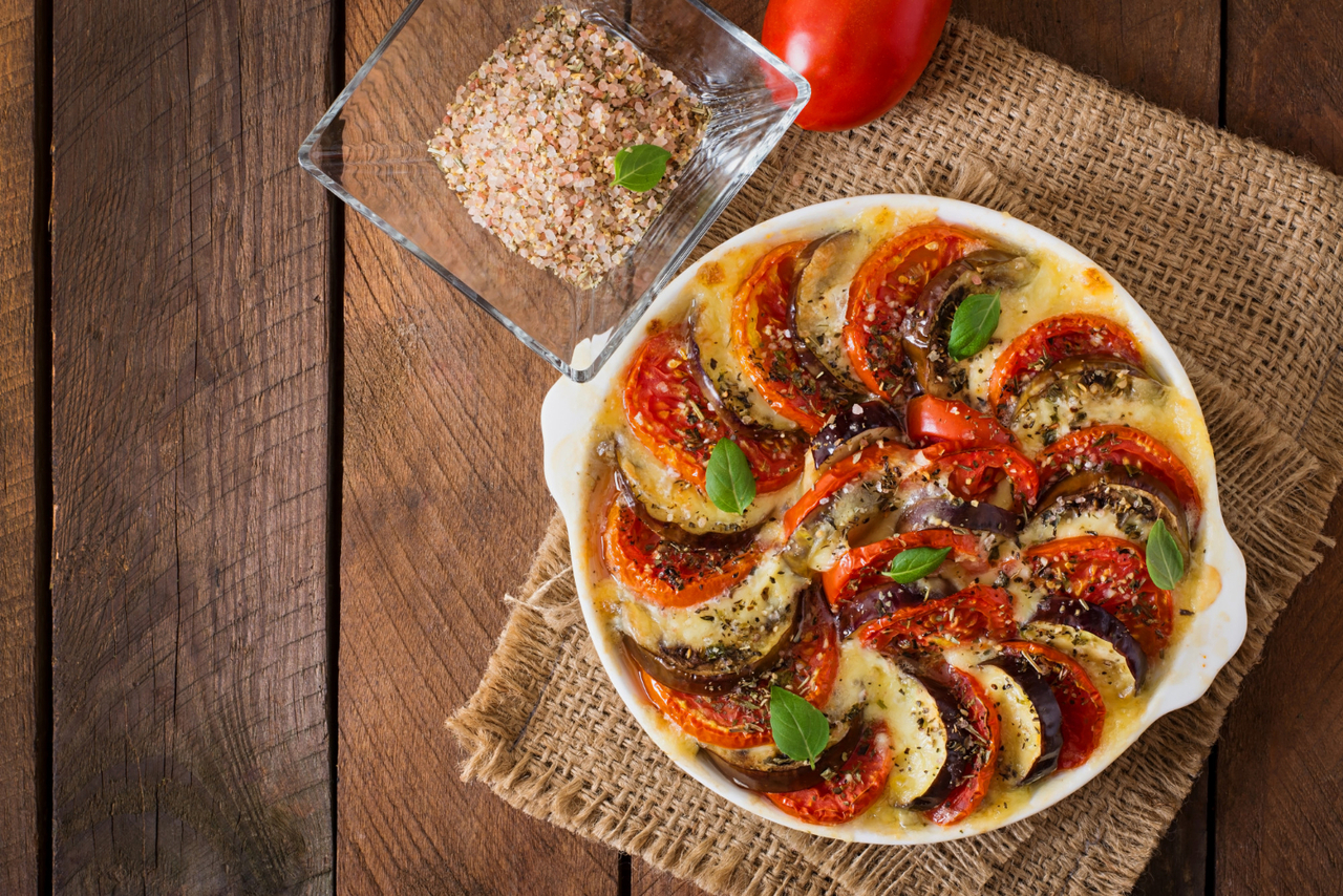 Berinjela ao forno com tomate simples, saudável e cheia de sabor