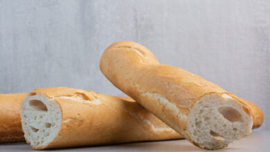 Baguete caseira crocante por fora e macia por dentro, com gosto de padaria francesa