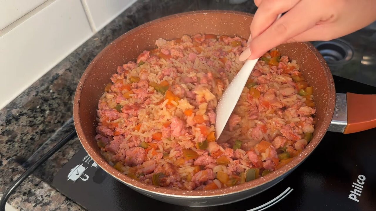 Arroz com Linguiça Saboroso e Reconfortante Igual ao Almoço de Domingo em Família