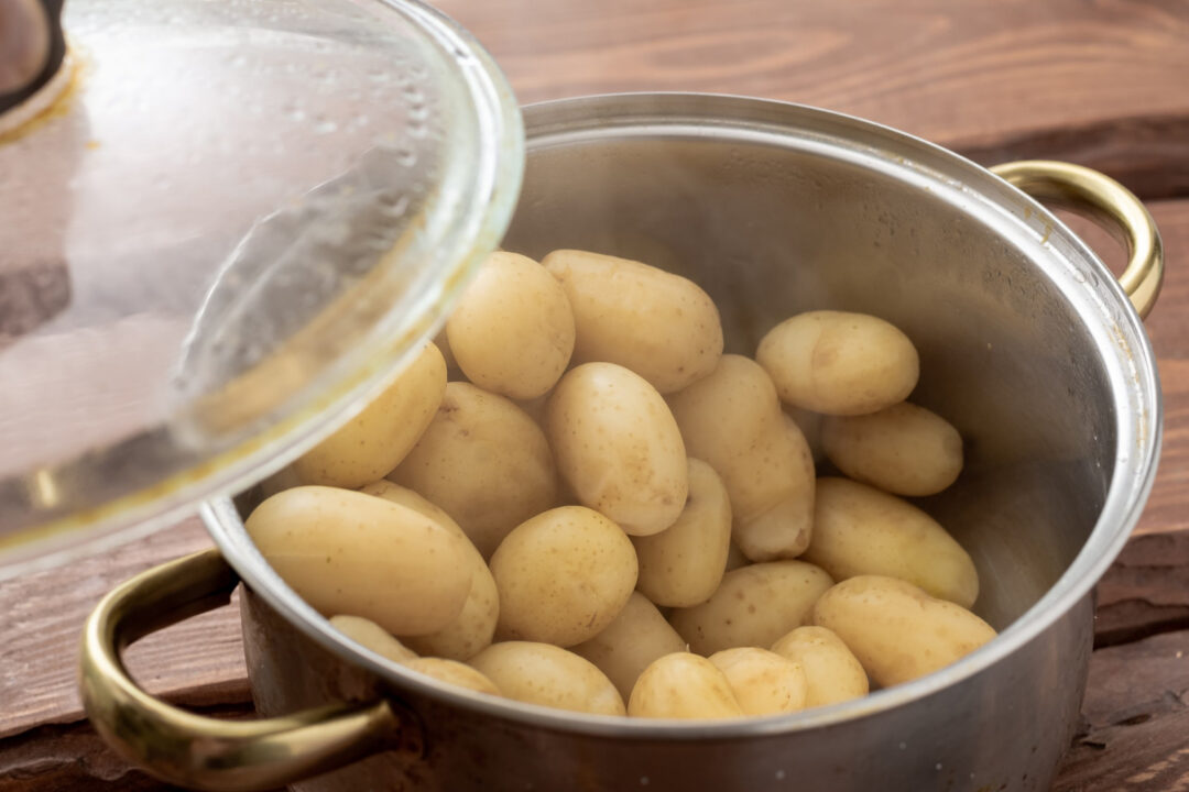 Batata em conserva simples, saborosa e com gostinho de boteco em casa
