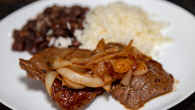 Faça o Melhor Bife Acebolado da Sua Vida com Esta Receita