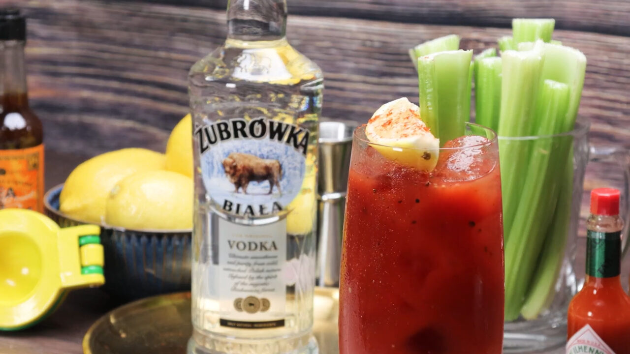 Bloody Mary Drink Refrescante, Picante e Clássico dos Brunches Elegantes
