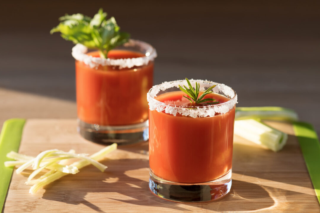 Bloody Mary Drink Refrescante, Picante e Clássico dos Brunches Elegantes