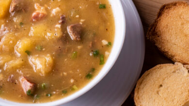 Caldo de Mandioca com Costela com Sabor de Comida de Inverno na Casa da Vovó