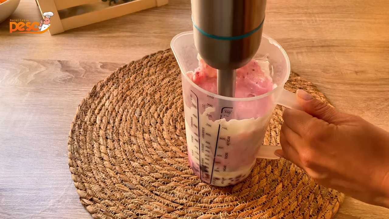 Tigela de Iogurte com Frutas um café da manhã saudável, cremoso e cheio de cor