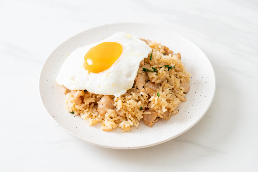 Arroz com ovo simples, rápido e com sabor de comida caseira que conforta