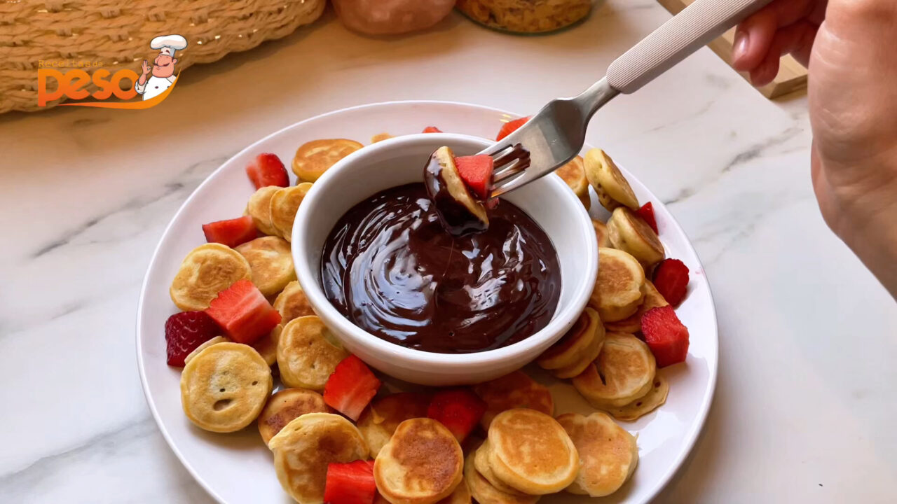 Mini Panquecas de Banana com Chocolate e Morango Receita que Transforma o Café da Manhã em Festa
