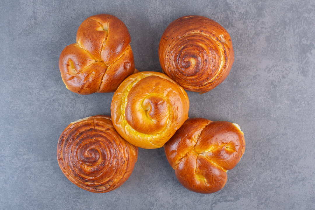 Pão doce fofinho com cobertura açucarada e sabor de infância perfeito para café da tarde e lanche