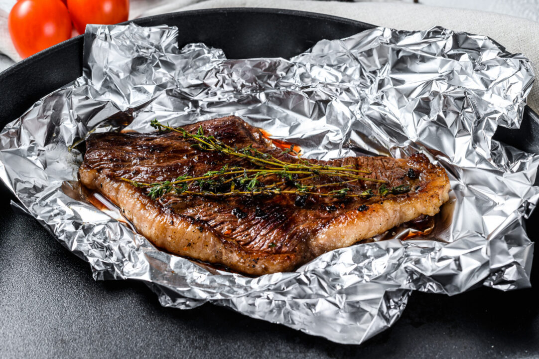 Carne assada no forno com papel alumínio com sabor de família e suculência garantida