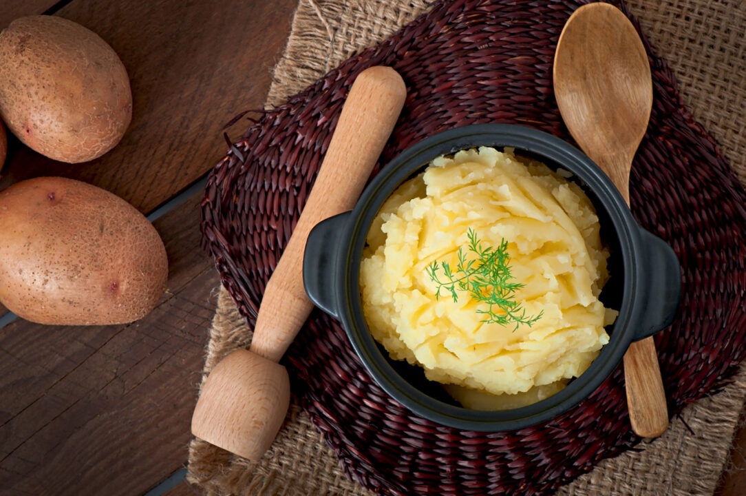Como fazer purê de batata igual ao da mãe com textura lisinha e sabor aconchegante