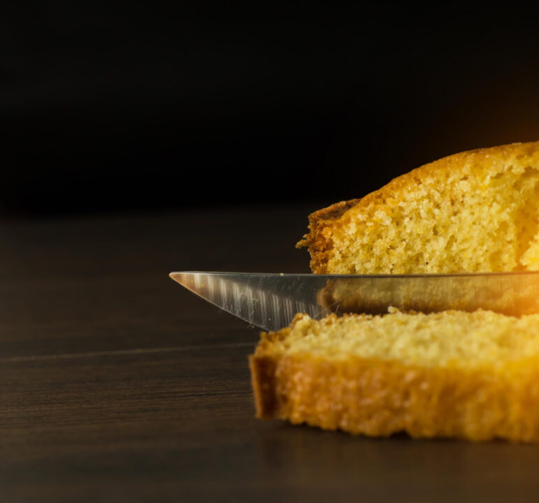 Bolo de fubá fofinho com creme de leite que derrete na boca e lembra café da roça