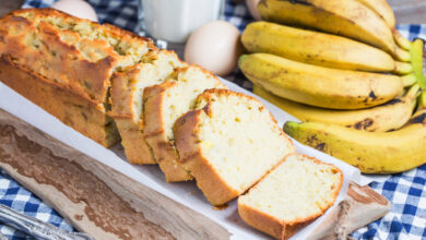 Bolo de banana e ameixa com sabor rústico e afeto em cada fatia