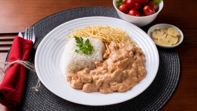 Strogonoff de Frango Sabor de Família e Almoços Especiais