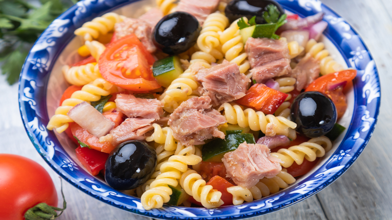 Salada-de-Macarrao_Depositphotos_389073780_XL