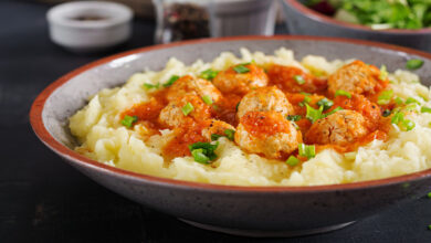 Almôndegas em molho de tomate com purê de batatas_4802_Freepik