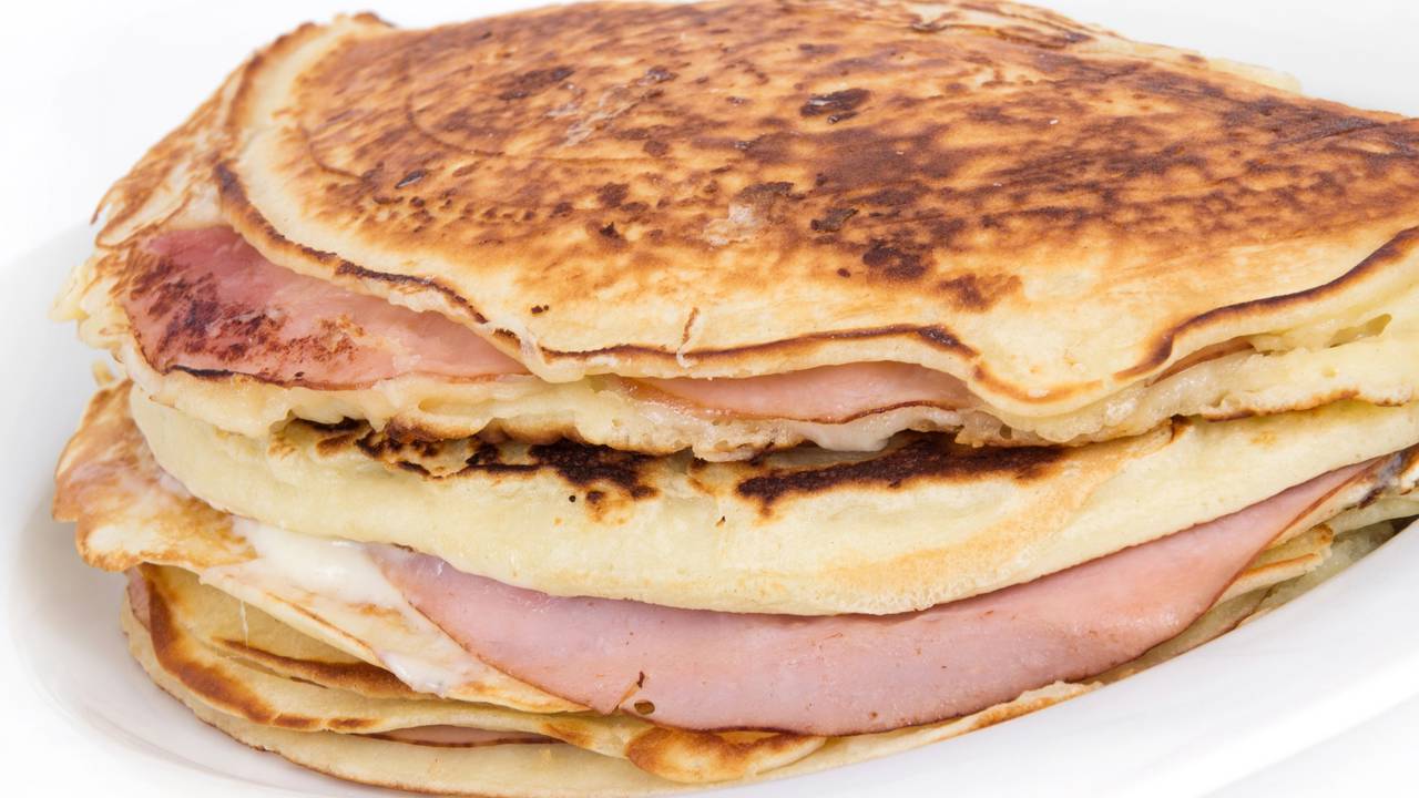 café da manhã com panquecas de presunto e queijo_1759773446275_Créditos depositphotos.com Juliedeshaies