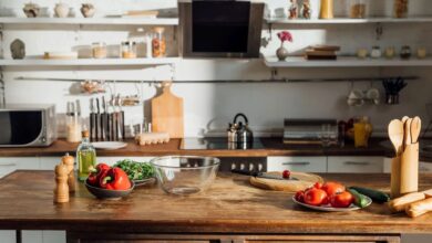 7 utensílios de cozinha de plástico que você deve jogar fora o mais rápido possível, de acordo com especialistas em saúde