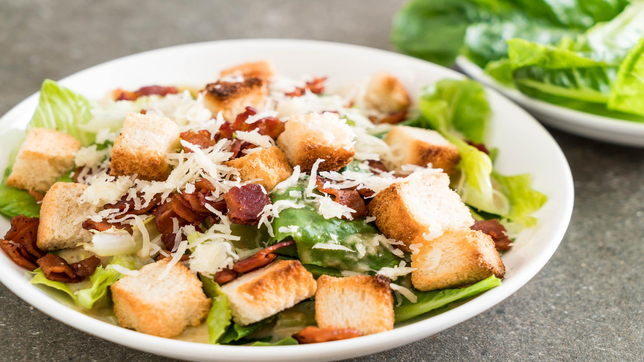 Salada Caesar_8912642_Freepik