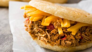 Arepa com carne desfiada e queijo_1759775102427_Créditos depositphotos.com etorres69