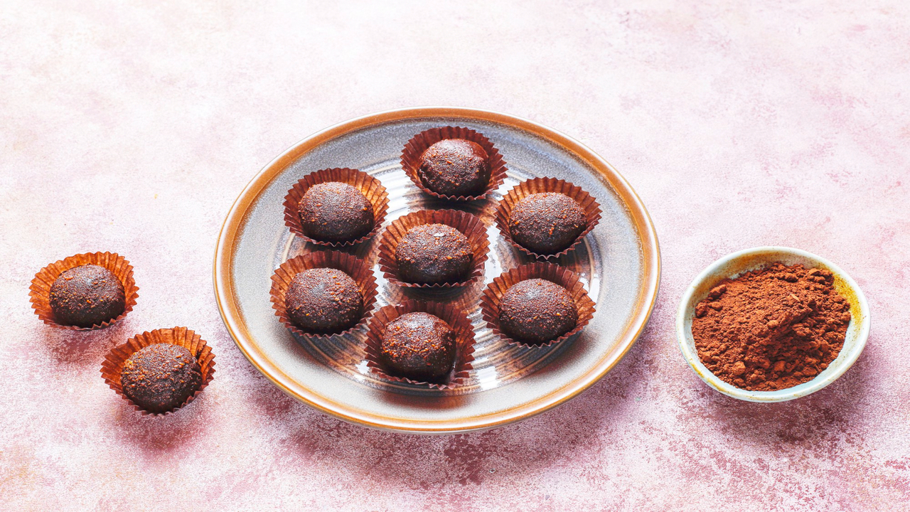 bolinhos de chocolate com cacau em pó_20569_Freepik