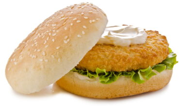 hamburguer de peixe_1759244534078_Créditos depositphotos.com mikeaubry