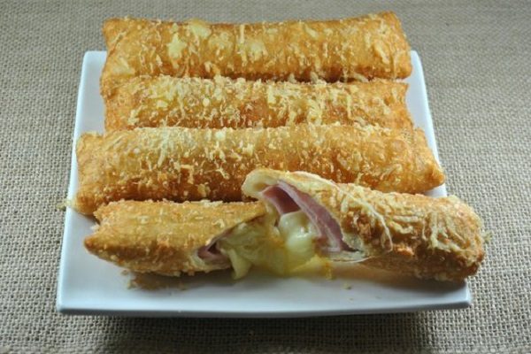 Cigarretes de presunto e queijo deliciosos petiscos e perfeitos