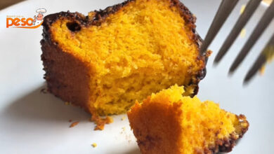 Bolo de Cenoura com Laranja sem Glúten fofinho, leve e com aquele aroma cítrico irresistível
